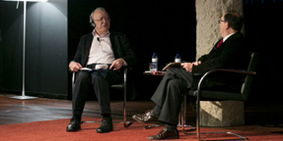 Alfred Brendel i el catedràtic Jordi Llovet, interlocutor de la trobada, durant aquesta sessió del cicle “Converses a La Pedrera”. © www.catradio.cat