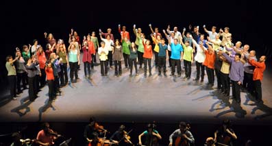 Moment de l’estrena de ‘Mobília o la vita è mobile’ d’Albert Guinovart i Piti Español, el 10 de novembre de 2013 a Terrassa
