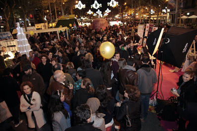 Compres, oci i cultura, enguany commemorant el bicentenari de Verdi i Wagner és la proposta de The Shopping Night Barcelona 2013. En aquesta imatge: passejants i ambient al passeig de Gràcia en l’edició 2012