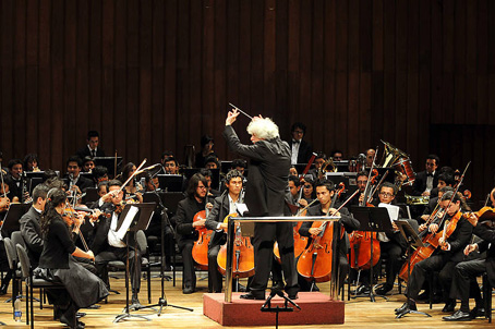 L’Orquestra Simfònica del Conservatori de Música de la Universitat Nacional de Colòmbia, dirigida per Gueràssim Voronkov