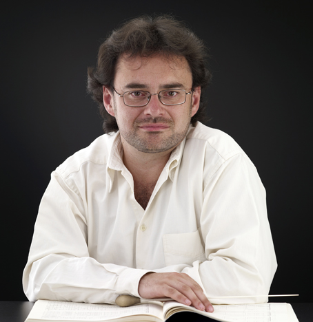 Alfons Reverté, director titular i artístic de l’OJC des de la seva fundació, és membre de l’OBC des de 1986 (clarinet baix) i va ser, durant tres anys, el seu director assistent sota la titularitat de Lawrence Foster