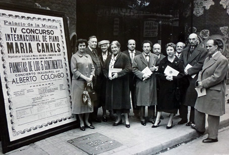 Maria Canals (primera per l’esquerra) amb els membres del jurat de la IV edició del Concurs Maria Canals, entre ells Georges Auric, Lluís M. Millet, Frederic Mompou i Xavier Montsalvatge, davant el Palau de la Música Catalana. © Arxiu Maria Canals