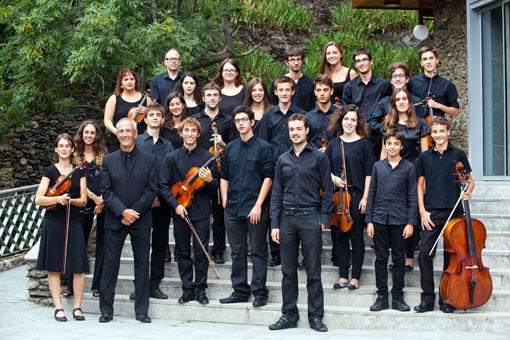 Els membres de la JONCA que van participar al Concert de Meritxell el 6 de setembre de 2013, amb el director Gerard Claret. © Eduard Comellas