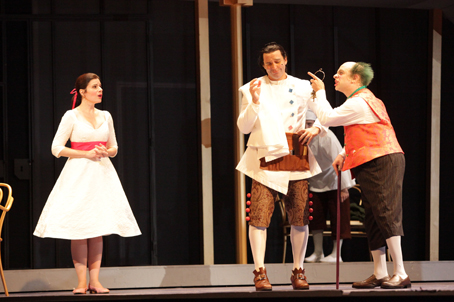 Rosina, Figaro i el Doctor Bartolo en imatges d'Il barbiere di Siviglia a la Houston Opera. Foto: Felix Sanchez