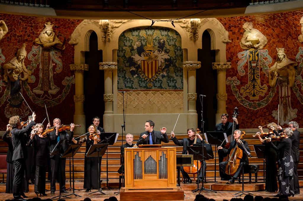 Juan de la Rubia envoltat per la Freiburger Barockorchester al Palau de la Música Catalana. Foto: Lorenzo di Nozzi