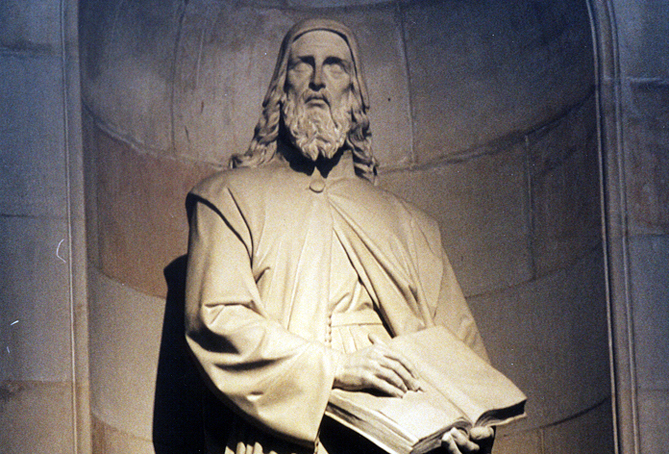 Imatge de l’estàtua dedicada a Ramon Llull a la Universitat de Barcelona