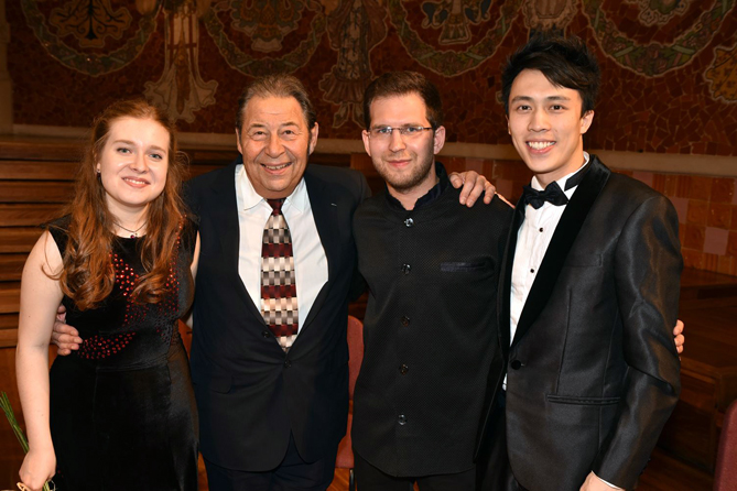 D’esquerra a dreta: Anastasia Rizikov (tercer premi), Carlos Cebro (president del jurat), Levon Avagyan (primer premi) i Hin-Yat Tsang (tercer premi). © Oliver Adell