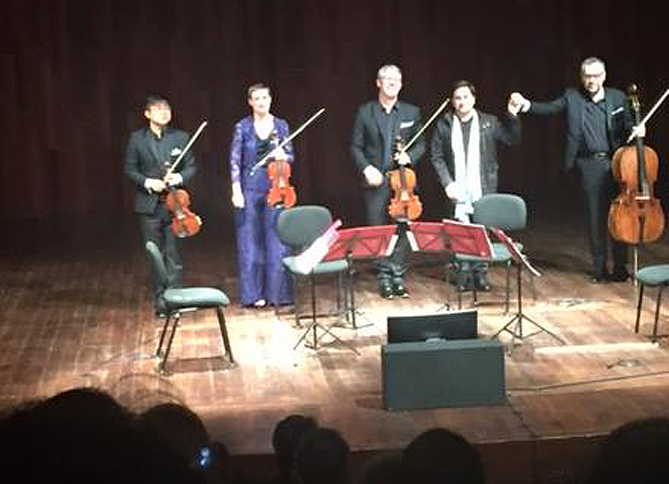 El Quatuor Diotima amb Hèctor Parra, en acabar la interpretació de la seva obra Leaves of reality (imatge capturada des del Facebook d’Hèctor Parra)
