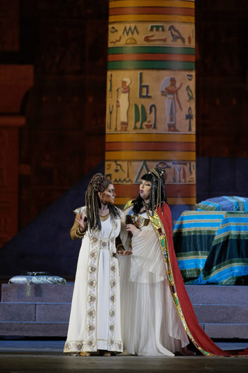 Monica Zanettin i Olesya Petrova, Aida i Amneris a la producció clàssica de Franco Zeffirelli de l'òpera de Verdi. Foto: ©Ph Ennevi. Courtesy of Fondazione Arena di Verona