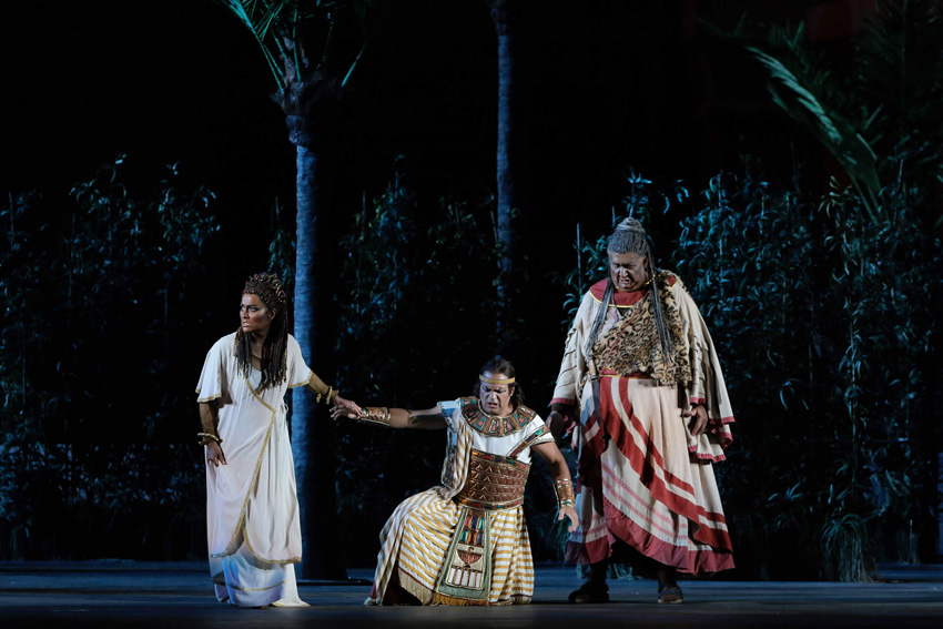Monica Zanettin, Gaston Rivero i Ambrogio Maestri a Aida de Verdi. Foto: ©Ph Ennevi. Courtesy of Fondazione Arena di Verona