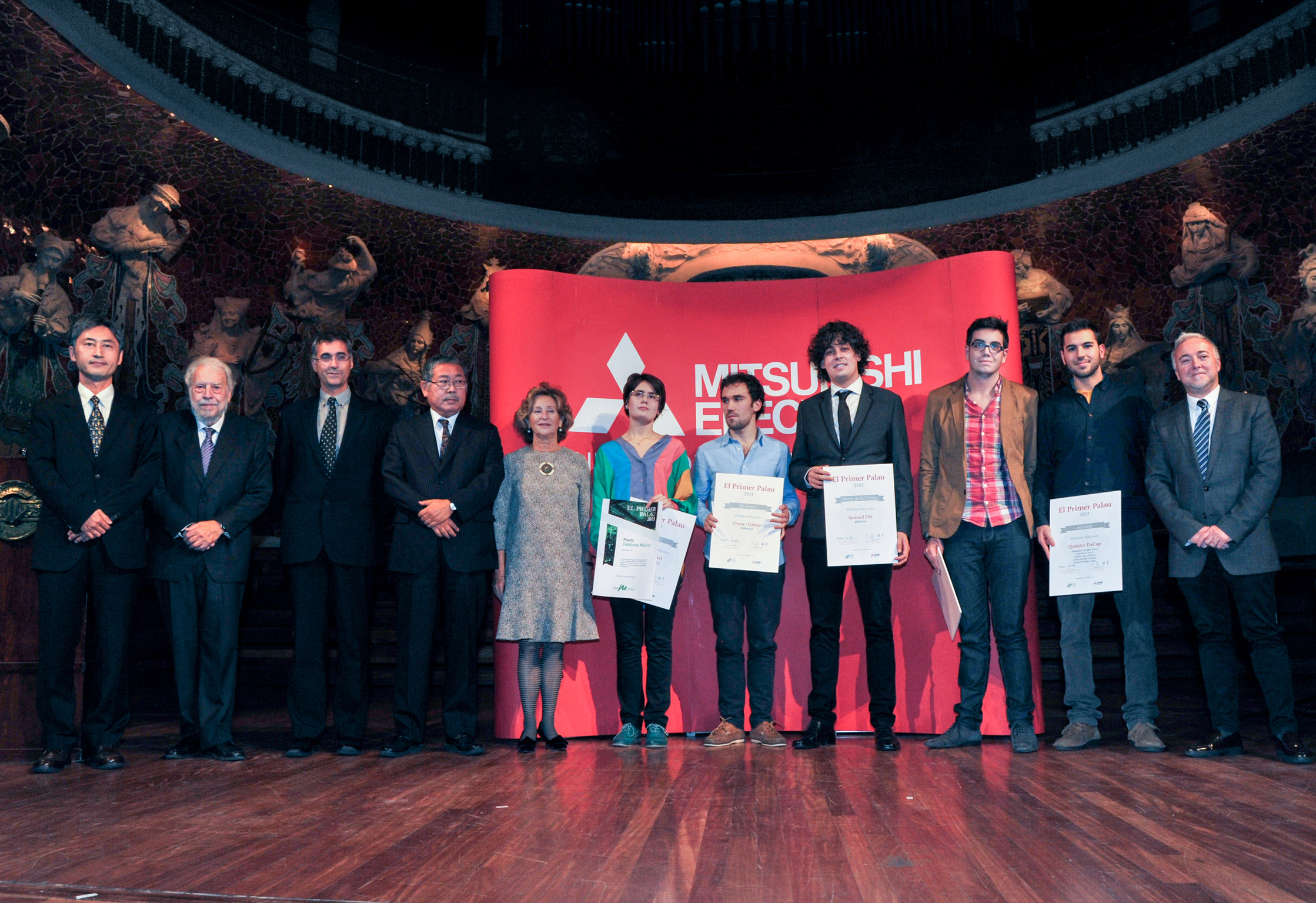 Foto de família dels guanyadors d'El Primer Palau 2013, en què el primer premi va recaure en la violinista Sara Cubarsi. (c) Toni Bofill.